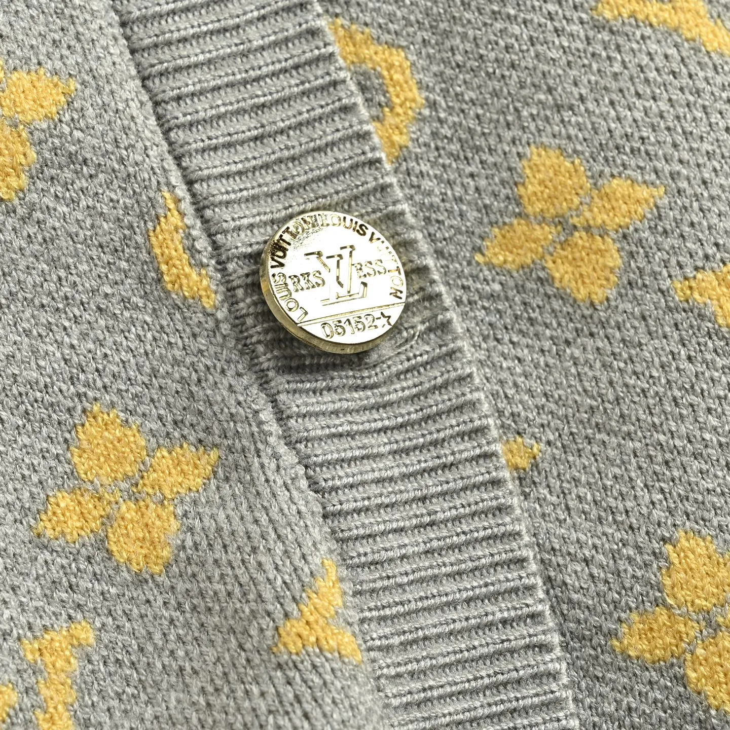 Louis Vuitton/Louis Vuitton gray and yellow presbyopic knitted cardigan